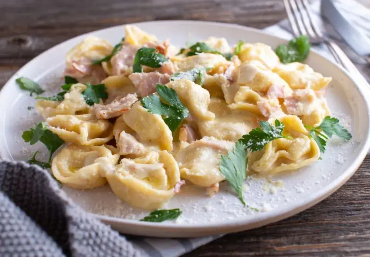 Czym podać tortellini z szynką? 15+ pomysłów na sosy i dania!