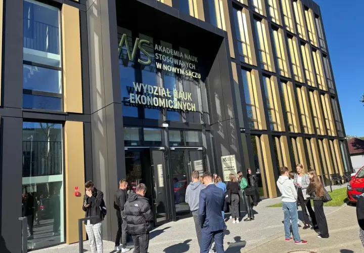 Grupa studentów przed Akademią Nauk Stosowanych w Nowym Sączu. Wydział Nauk Ekonomicznych, kierunkowy 18 Polska.