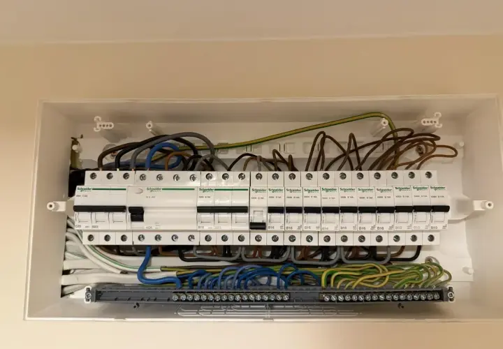 Rozdzielnica elektryczna z bezpiecznikami. Zastanawiasz się, jaki bezpiecznik do indukcji? Tutaj widzisz zabezpieczenia B16, B10, C20 i 40A.