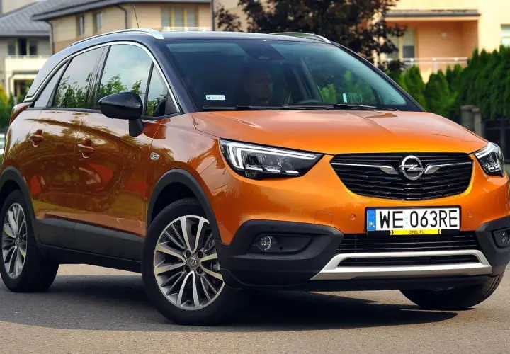 Pomarańczowy Opel Crossland z czarnym dachem, idealny do miasta. Sprawdź jego atrakcyjną opel crossland cena.