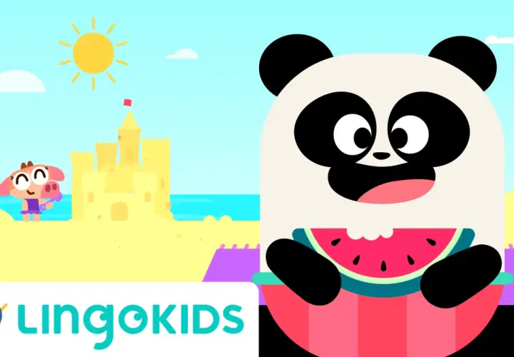 Un panda y un cerdito disfrutan de un día de playa, perfecto para cantar canciones de verano para niños.