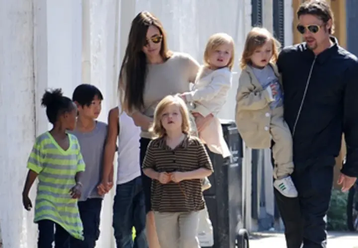 Brad Pitt niesie Knoxa Leona Jolie-Pitta, podczas gdy Angelina Jolie prowadzi pozostałe dzieci.
