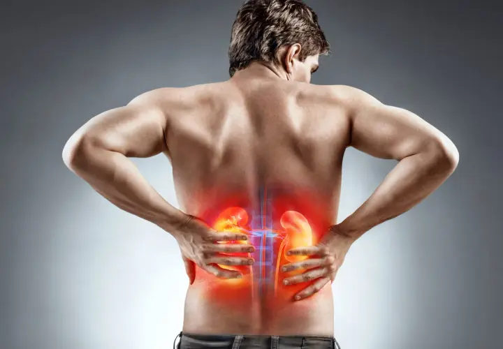 Hombre con dolor de riñones, sintiendo un dolor agudo que se irradia, como si fuera un dolor de regla intenso.
