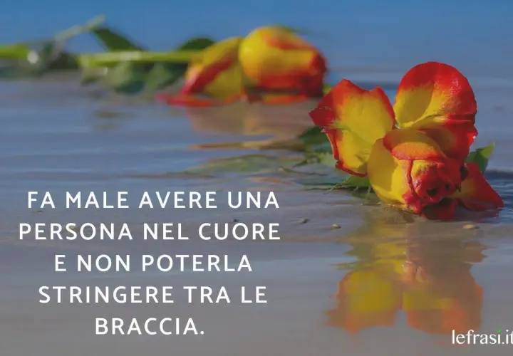 Rose bagnate sulla sabbia, un'immagine che evoca il dolore di come dimenticare un amore non corrisposto, quando il cuore desidera un abbraccio negato.