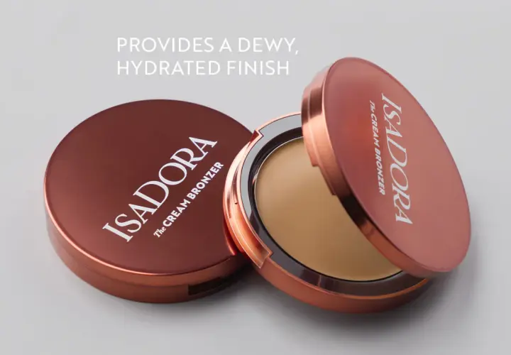 Två Isadora The Cream Bronzer-burkar, en öppen med krämig bronzer, ger en daggig, återfuktad finish.