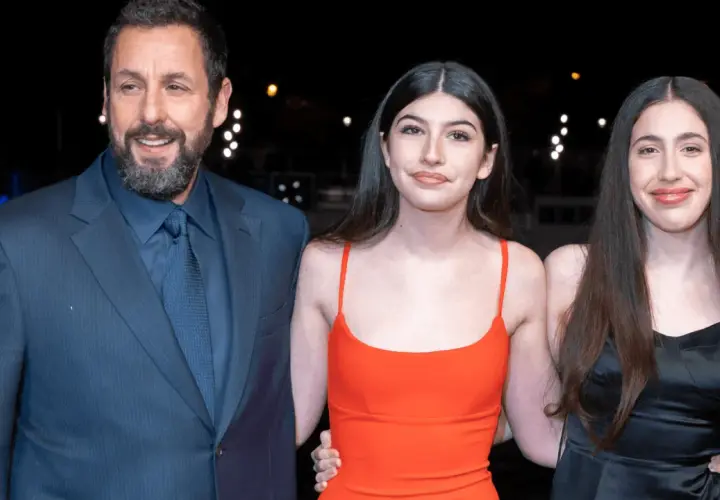 Adam Sandler z córkami Sadie i Sunny na czerwonym dywanie.
