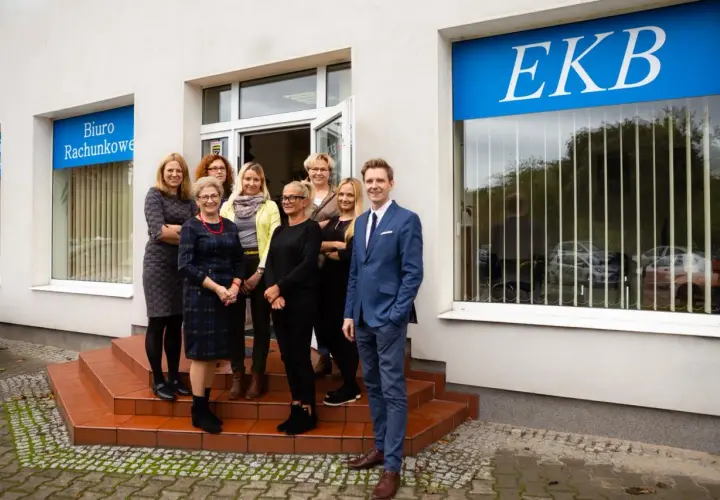 Zespół biura rachunkowego EKB przed budynkiem.