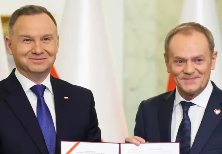 Prezydent Duda i premier Tusk pozują do zdjęcia z dokumentem. To może być moment, kiedy kończy się kadencja premiera Tuska.