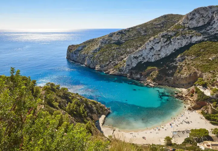 Una cala idílica con aguas turquesas, ideal para disfrutar de playas cerca de Valencia con poca gente. Un paraíso natural.