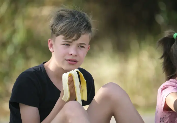 Ile kalorii powinien jeść 14 latek chłopak, aby zdrowo rosnąć?