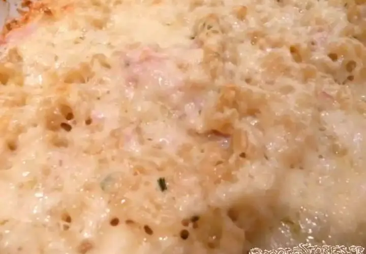 Un gratin de coquillettes au jambon, doré et gratiné, prêt à être dégusté.
