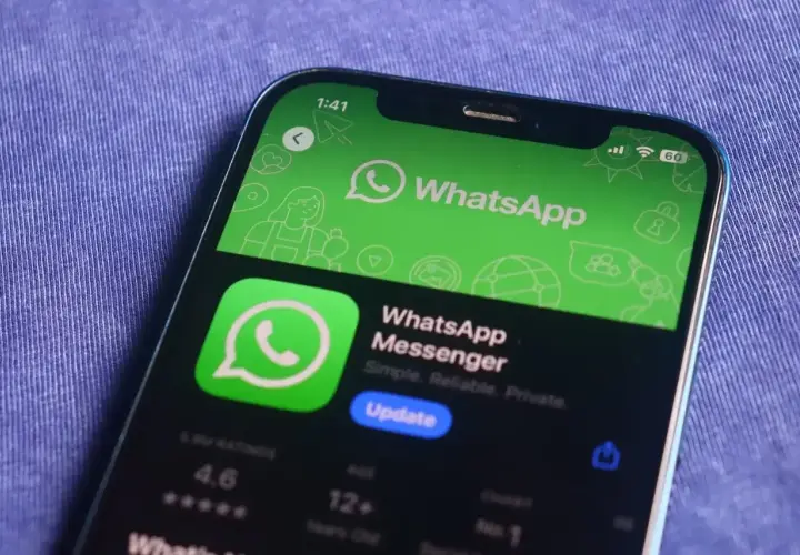 Ekran telefonu z aplikacją WhatsApp. Widoczny przycisk "Update", sugerujący, że whatsapp nie działa poprawnie i wymaga aktualizacji.
