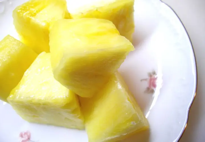 Kawałki ananasa z puszki na talerzyku. Zastanawiasz się, ile kalorii ma ananas z puszki?