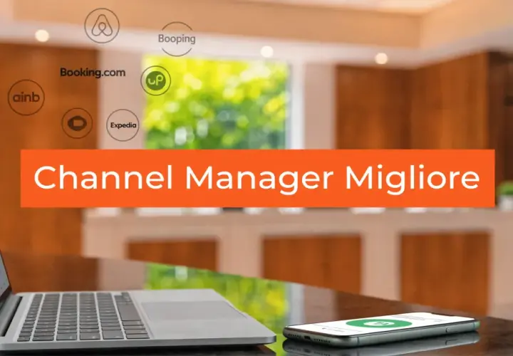 Laptop e smartphone su un tavolo, con loghi di piattaforme di prenotazione e la scritta "Channel Manager Migliore".