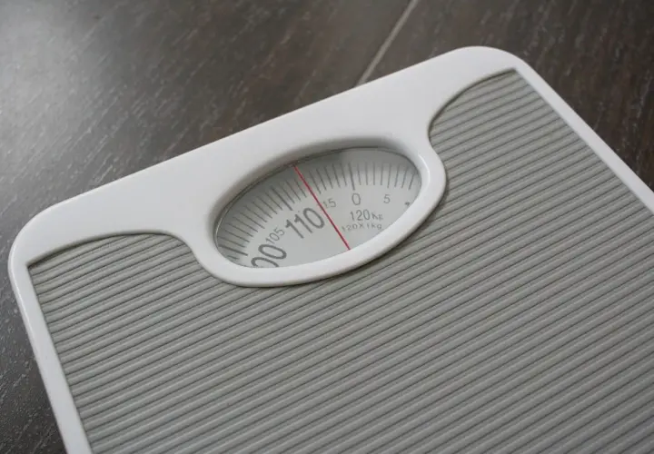 Waga łazienkowa pokazuje 110 kg. Zastanawiasz się, dlaczego waga nie spada? Może czas na zmiany w diecie i aktywności?