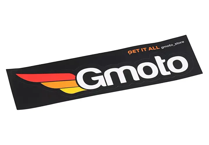 Czarna naklejka na skuter z białym napisem "Gmoto" i kolorowymi skrzydłami. Idealna do personalizacji Twojego pojazdu.