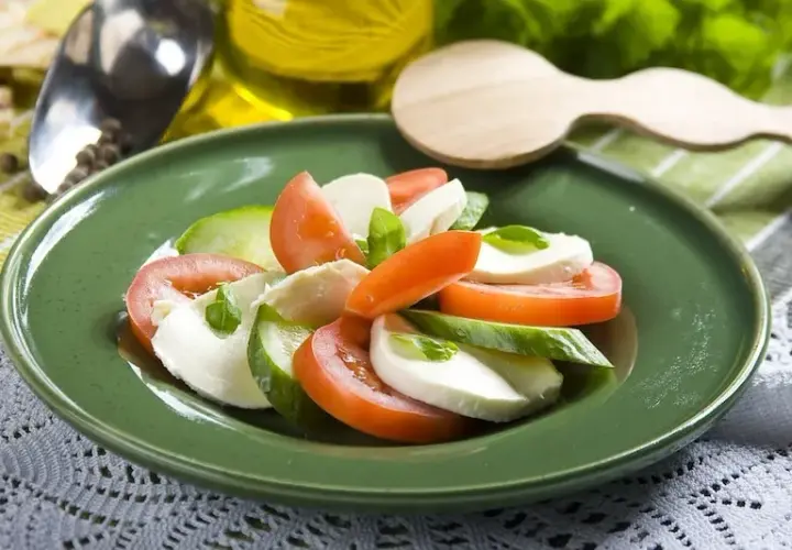 Najlepsze sosy do pomidorów z mozzarellą – odkryj smakowe połączenia