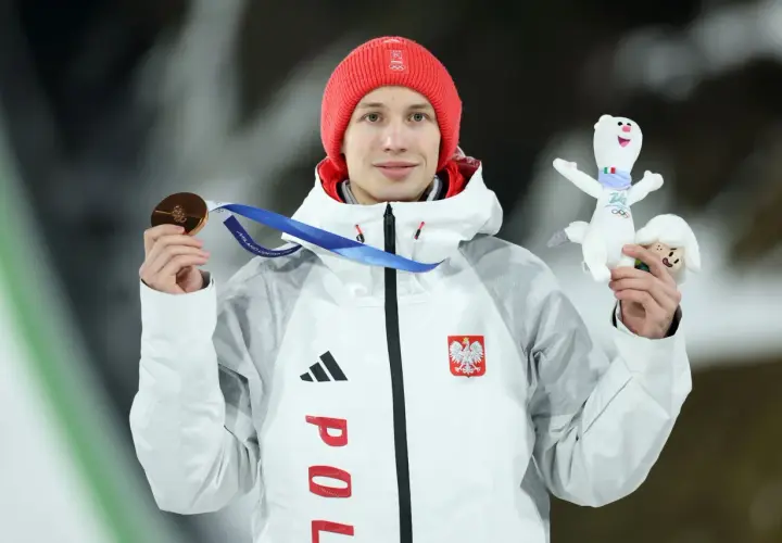 Polski sportowiec z brązowym medalem olimpijskim i maskotkami. To jego emerytura za medal olimpijski.