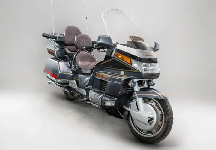 Szary motocykl Honda Goldwing 1500, idealny na długie trasy. Zastanawiasz się nad honda goldwing 1500 spalanie?