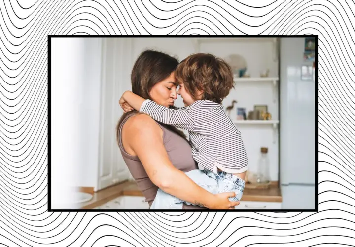 Madre abraza a su hijo, un momento tierno que inspira frases inolvidables para un hijo.