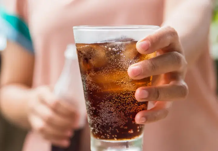 Ile kalorii ma drink whisky z colą? Sprawdź, ile naprawdę zyskujesz