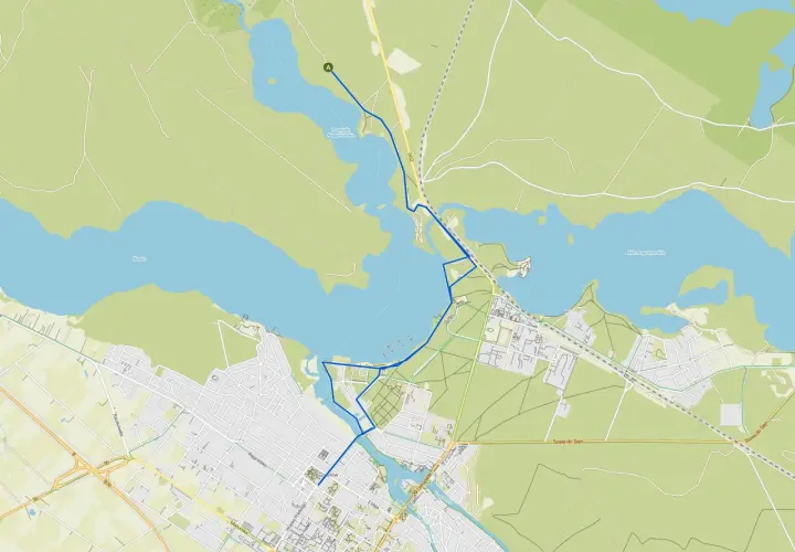 Mapa z zaznaczonymi trasami rowerowymi w Augustowie, prowadzącymi wzdłuż jezior i przez miasto.
