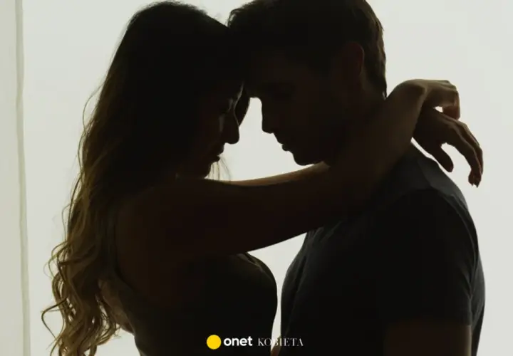 Para, przytuleni do siebie, cienie na jasnym tle. Czy przytulenie coś znaczy?