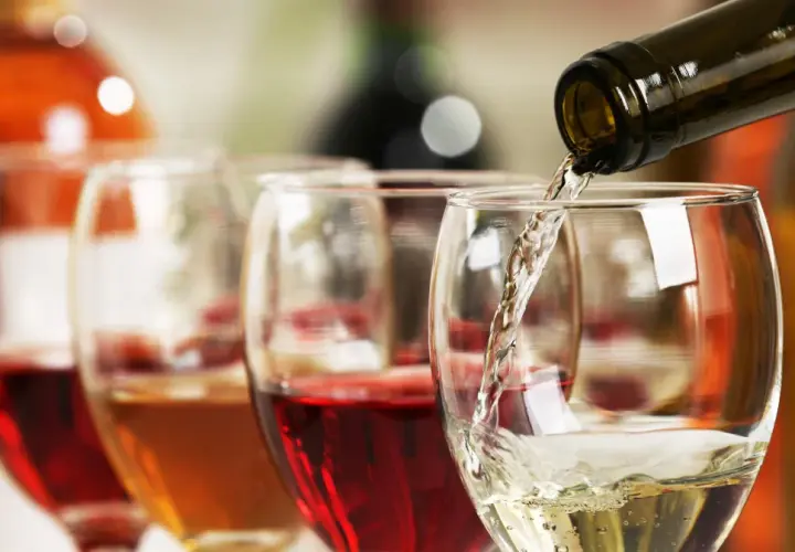 Co ma więcej kalorii: piwo czy wino? Zaskakujące różnice!