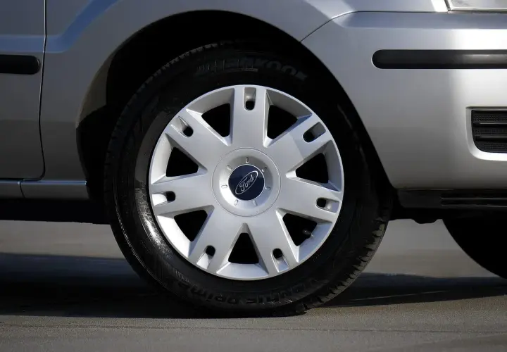 Detalle de la llanta de un coche Ford, con la válvula de la rueda visible.