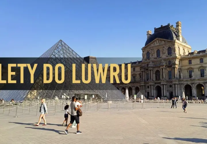 Piramida Luwru i budynek muzeum z ludźmi na placu.