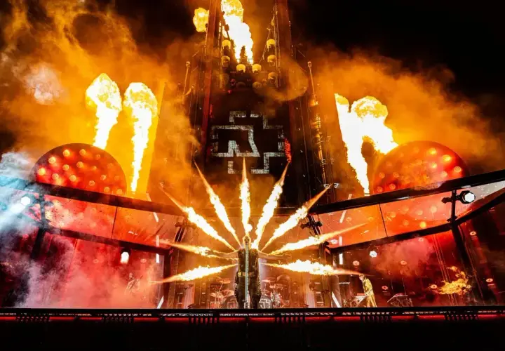 Płomienie i pirotechnika na scenie podczas koncertu Rammstein. Fani z niecierpliwością czekają na rammstein koncerty 2026.