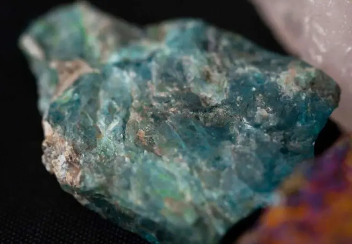 Un trozo de mineral azul verdoso, que evoca el topacio azul significado de calma y sabiduría.