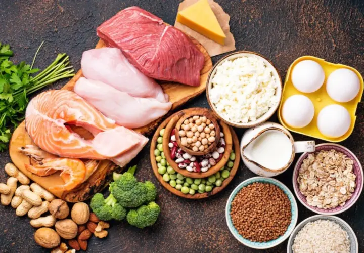 Mięso, ryby, jajka, nabiał, orzechy i warzywa – idealne składniki na dietę niskowęglowodanową.