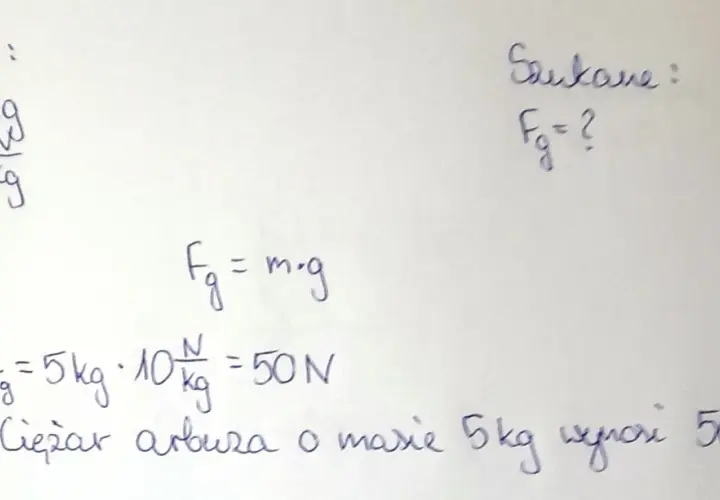 Dane: m=5kg, g=10N/kg. Wzór: Fg=m*g. Obliczenia: Fg=5kg*10N/kg=50N. Odp. Ciężar arbuza o masie 5kg wynosi 50N.
