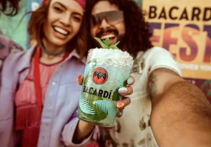 Radosna para świętuje na festiwalu z orzeźwiającym drinkiem Bacardi Mojito.