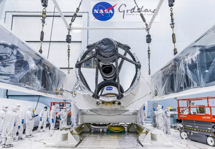 Zespół w białych kombinezonach pracuje nad teleskopem Nancy Grace Roman w NASA Goddard.