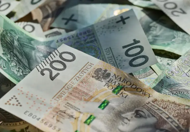 Stos banknotów 100 i 200 zł. Marzenie o trzynastce w 2026 roku nabiera kształtów.