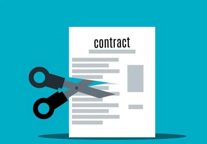 Nożyczki przecinają dokument z napisem "contract". To symbol wypowiedzenia umowy najmu wzór przez najemcę.