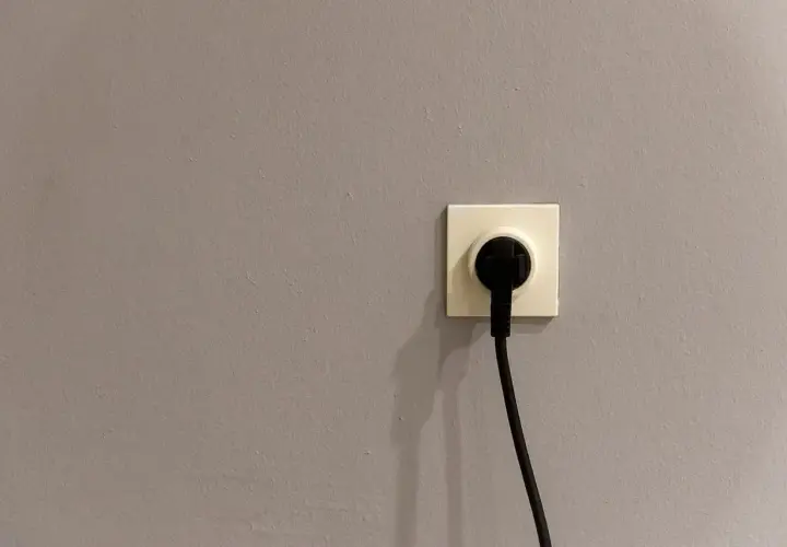 Gniazdko elektryczne z wtyczką, gotowe do podłączenia urządzenia. Optymalne rozwiązanie dla taryfy g12w.