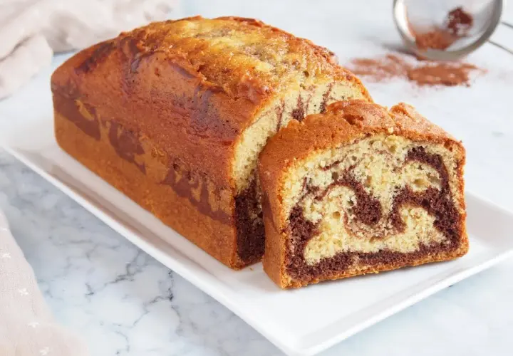 Bizcocho marmolado perfecto para tu próxima receta. Suave y con un delicioso marmoleado de chocolate y vainilla.