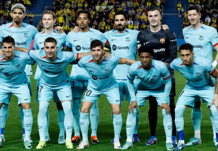 Aktualny skład Barcelony w jasnoniebieskich strojach, gotowy do gry.