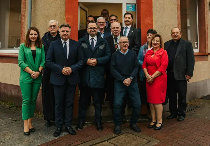 Grupa osób przed biurem poselskim PiS w Łodzi. Zapraszamy do kontaktu!