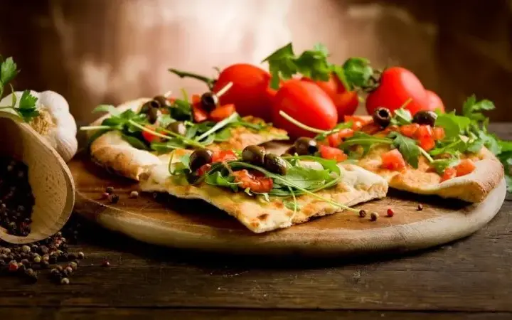 Ile kalorii ma pizza margherita 30 cm? Sprawdź, co naprawdę jesz