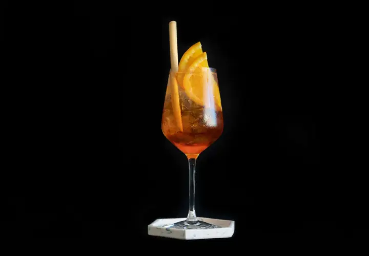 Un rinfrescante Aperol Soda, perfetto per ogni occasione. La ricetta è semplice e il gusto inconfondibile.