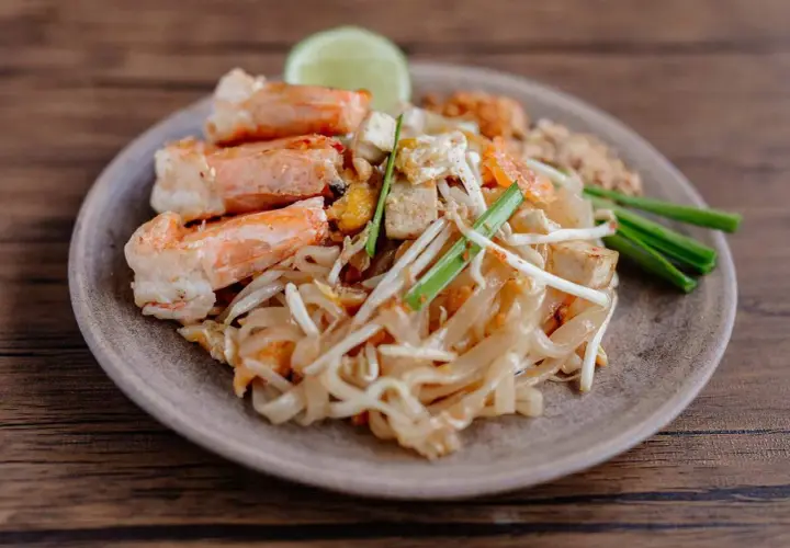 Pad Thai mit Garnelen, Tofu und Sojasprossen – ein authentisches Gericht nach original Thai Rezepten.