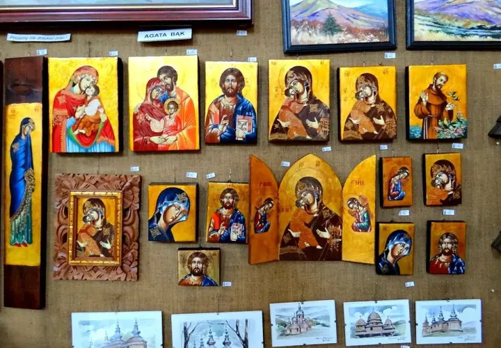 Ikony religijne w galerii sztuki synagoga. Obrazy przedstawiają Matkę Boską z Dzieciątkiem, świętych i krajobrazy.