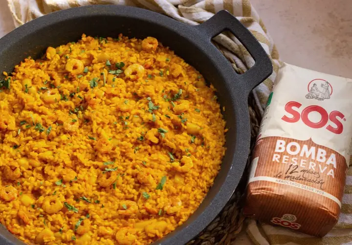 Arroz a banda con gambas, listo para servir. Acompañado de un paquete de arroz SOS Bomba.