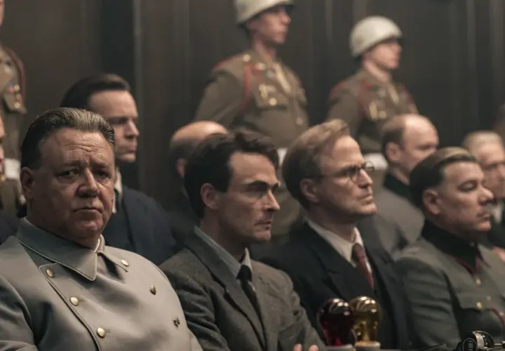 La recensione del film "Il processo ai nazisti" a Norimberga: uomini in uniforme e abiti civili siedono in un'aula di tribunale.