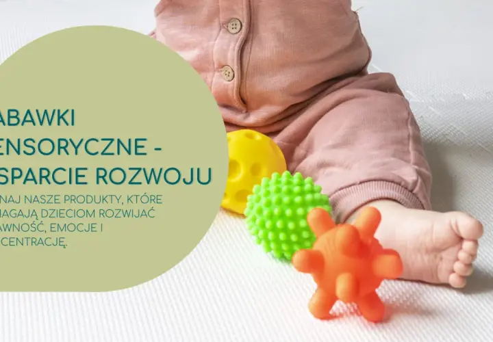 Nóżka dziecka i kolorowe zabawki sensoryczne: żółta, zielona i pomarańczowa.