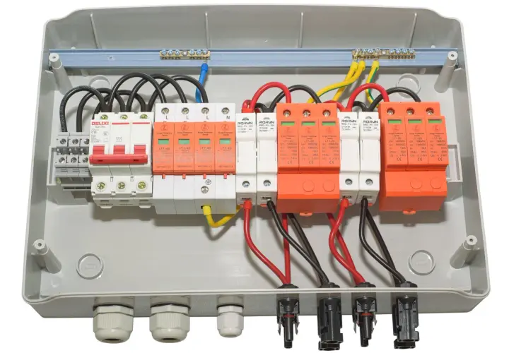 Wewnątrz skrzynki elektrycznej widoczne są zabezpieczenia przeciwprzepięciowe, które chronią przed nagłymi skokami napięcia, zapewniając bezpieczeństwo instalacji.